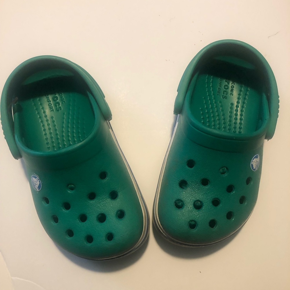 Brand new gently worn toddler boy green CROCS!! Pet & Smoke Free Home!! Size 7!!